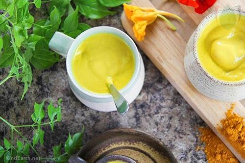 ترکیب زردچوبه و زنجبیل در لاته شیر طلایی گیاهی کرم‌دار